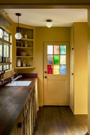 דלת מטבח עם חלון ויטראז' לבית על ידי עיצוב מחדש