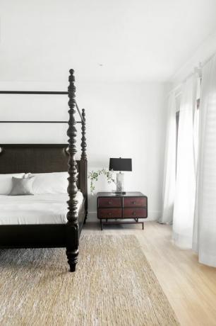 moderná spálňa s tmavou posteľou s baldachýnom