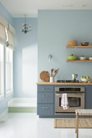 Virtuves siena ar zilām nokrāsām