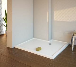 Badezimmer mit weißer Duschwanne