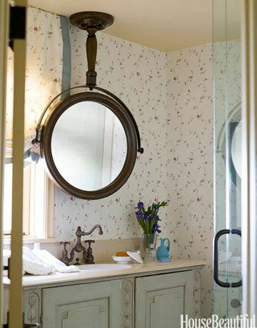 espelho pendurado no teto em um banheiro