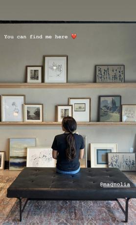 Джоанна Гейнс смотрит на свой настенный арт-дисплей