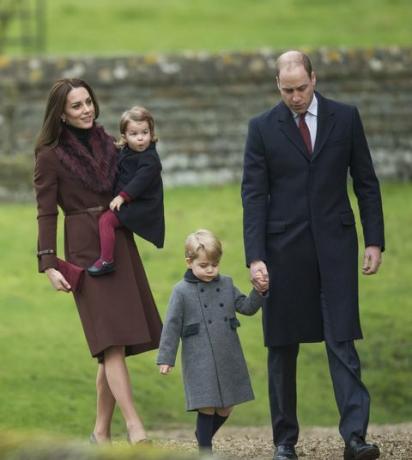 Prins William, Kate Middleton, prins George og prinsesse Charlotte går i kirken 1. juledag