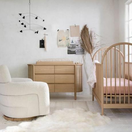 bērnudārzs ar bērnu gultiņu, šerpu krēslu un koka kumode