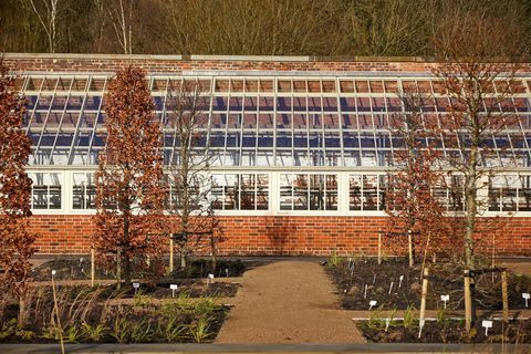 Pohled na zrekonstruovaný skleník v The Weston Walled Garden v RHS Bridgewater před jeho otevřením.