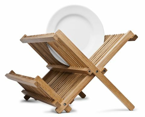 Assiette plate en céramique blanche sur égouttoir en bois