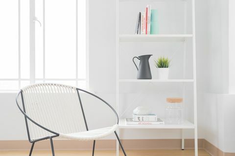 Dekorasi minimalis - interior putih dan rak penyimpanan
