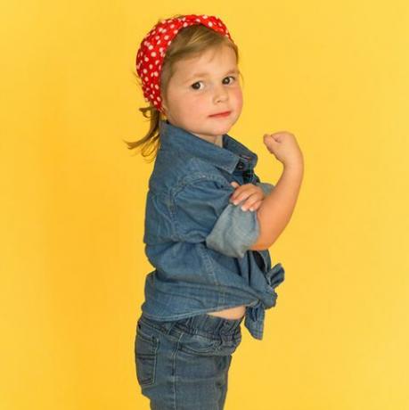 mała dziewczynka ubrana w dżinsową koszulę i spodnie jak Rosie the Riverter