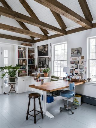 escritório, piso de madeira cinza, escrivaninha