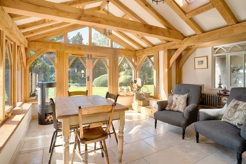 caratteristico cottage dal tetto di paglia è in vendita a buntingford