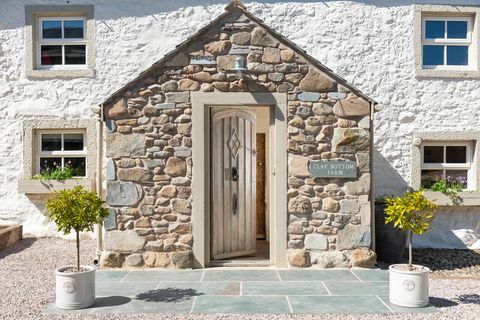 Cottage außen mit Steinmauern