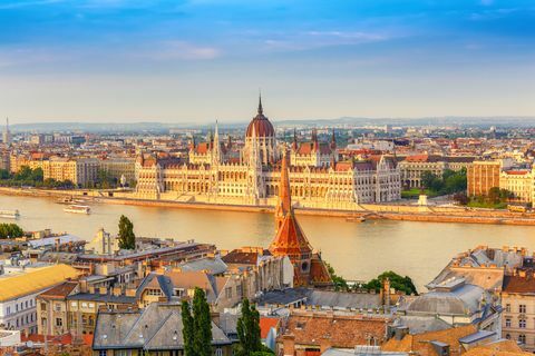 Budapesti linna siluett Ungari parlamendi ja Doonau jõe ääres, Budapest, Ungari