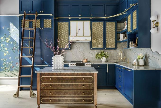 cozinha azul com detalhes em latão
