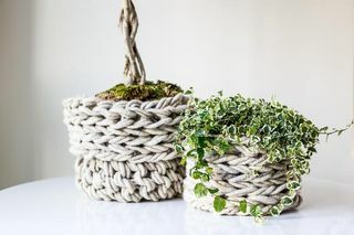 Rankų mezgimo krepšelis augalų vazonams, autorė Anne Weil