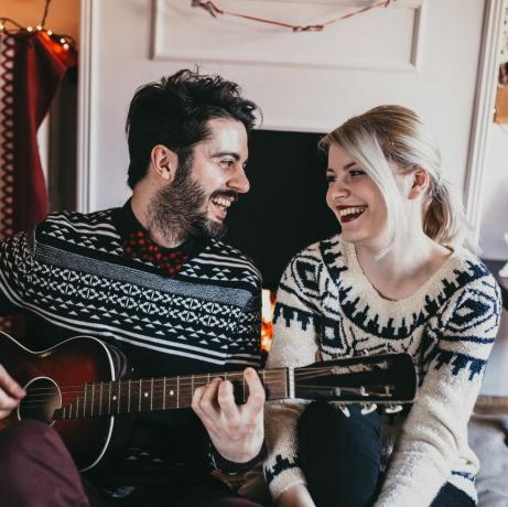 ζευγάρι τραγουδώντας χριστουγεννιάτικους στίχους κουίζ