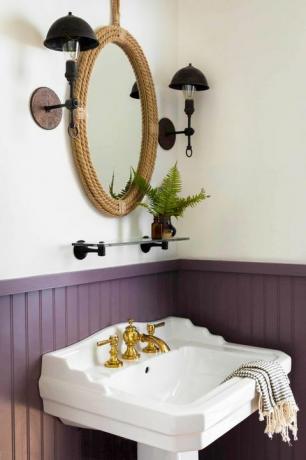 petite salle de bain avec peinture violette