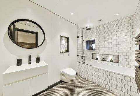 Moderne badeværelse med monokrome fliser