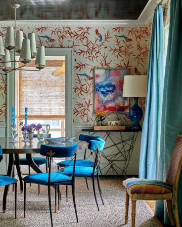 sala de jantar com cadeira azul e cortina azul
