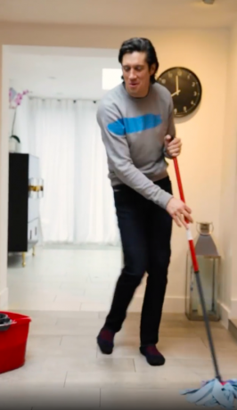 Вернон Кей демонстрирует технику мытья полов