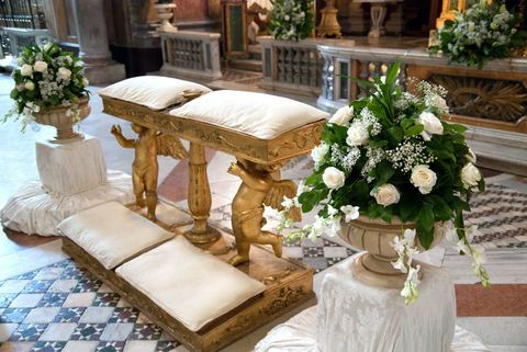 Esküvő a templomban virágokkal, díszekkel és párnákkal