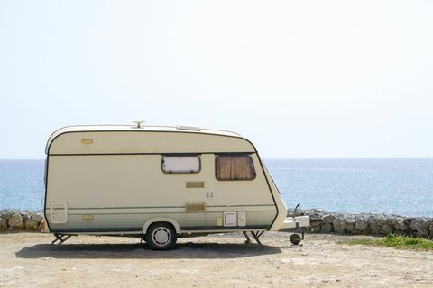 Retro campingvogn nær havet