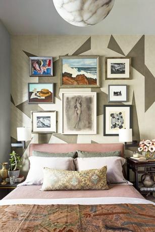 Schlafzimmer mit geometrischer Tapete