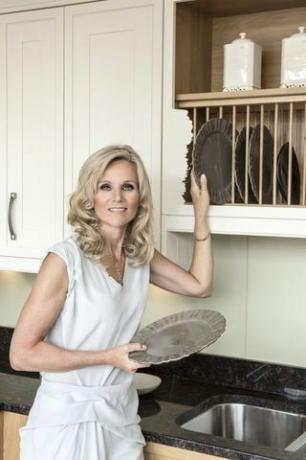 Desainer dan presenter TV Linda Barker - Wren Kitchens