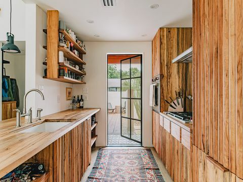 dřevěná moderní kuchyně