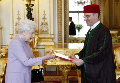 De koningin ontvangt geloofsbrieven van Nabil Ammar, de Tunesische ambassadeur in de White Drawing Room van Buckingham Palace, mei 2013