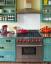 Designéři tuto barvu pro kuchyňské skříňky právě teď milují