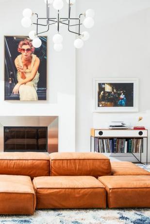 obývací pokoj s velkým koženým průřezem a záznamy