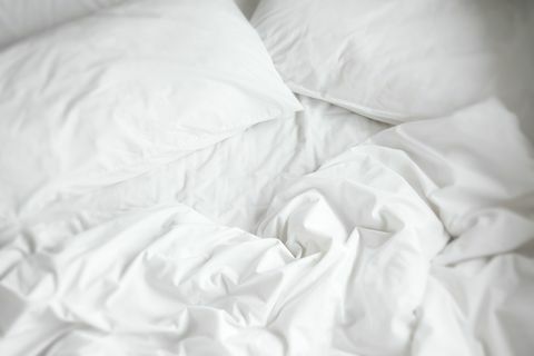 weiße Bettwäsche