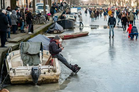 Des dizaines de personnes patinent sur les canaux d'Amsterdam