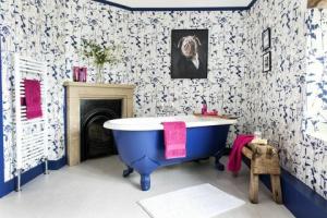 Casal transforma quarto extra em banheiro familiar peculiar em Halifax