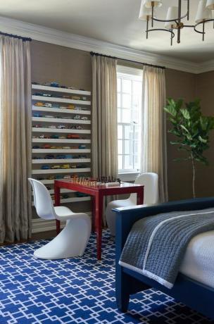 quarto azul com mesa de xadrez vermelho