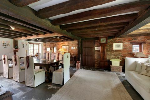 Wall House: Hus fra 1400 -tallet med basseng og inngjerdet hage til salgs Windsor