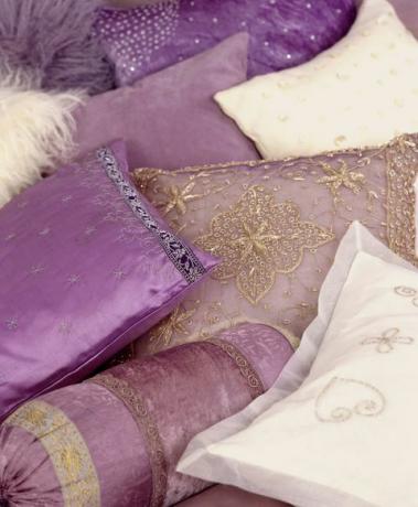 Siuvinėtos violetinės ir baltos pagalvės