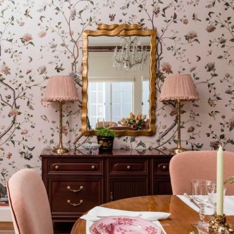 дървен страничен шкаф, розов абажур, настолни лампи, розов флорален тапет