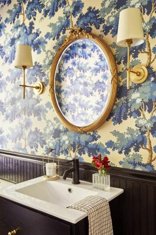 salle d'eau avec un papier peint à fleurs bleu