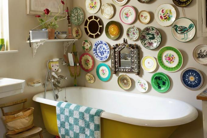 decoración de pared plat en el baño