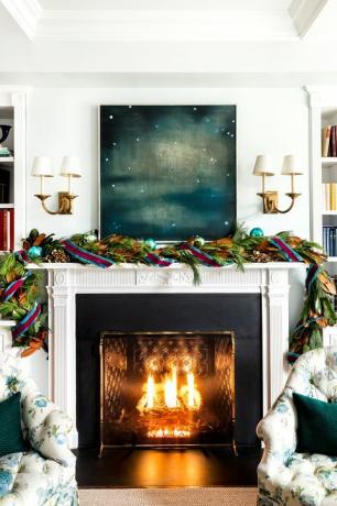 ruang tamu formal dihiasi dengan natal dengan karangan bunga berwarna-warni