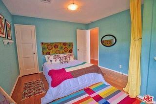 מיטה, כחול, תאורה, חדר, ירוק, צהוב, עיצוב פנים, רצפה, נכס, מצעים, 