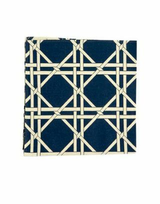 Użyj tej niebieskiej tkaniny z nadrukiem trzciny na tapicerowanym krześle.