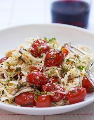 capellini tomaatin ja basilikan kanssa