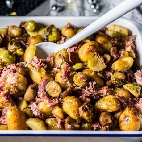 Kepkite bulves, Briuselio kopūstus ir susmulkintą kumpio padėklą su kaštonais - „Seasonal Spuds“ receptas