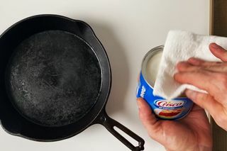 очистити і заправити чавунну сковороду