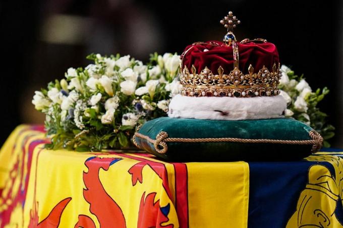 スコットランドの王冠は、2022 年 9 月 12 日にエジンバラの聖ジャイルズ大聖堂内の女王エリザベス 2 世の棺の上に座っています。 彼女の命に感謝の意を表するために、会葬者は月曜日にエリザベス女王の棺の前で敬意を払う最初の機会を得るでしょう。 エジンバラ大聖堂でチャールズ 3 世が徹夜の集会を主宰する予定です。 photo by jane barlow pool afp 画像