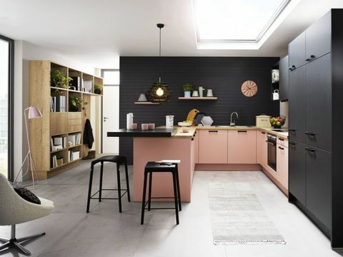 Cocina rosa y negra, Inhouse