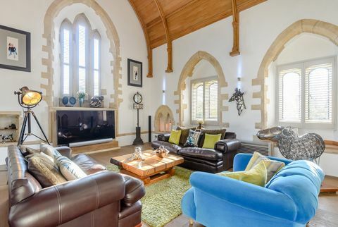 عقارات الكنيسة للبيع - التصميمات الداخلية لغرفة المعيشة