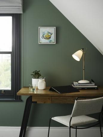 χώρος γραφείου στο σπίτι με πράσινους τοίχους, αυθεντικό btc hector 30 επιτραπέζιο φως